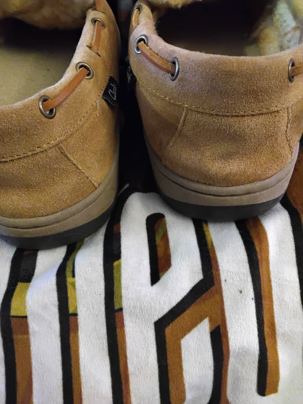 Clarks Men's size 9 Tan Suede Fur Lined Slip On Shoes loafers Slippers with shoe